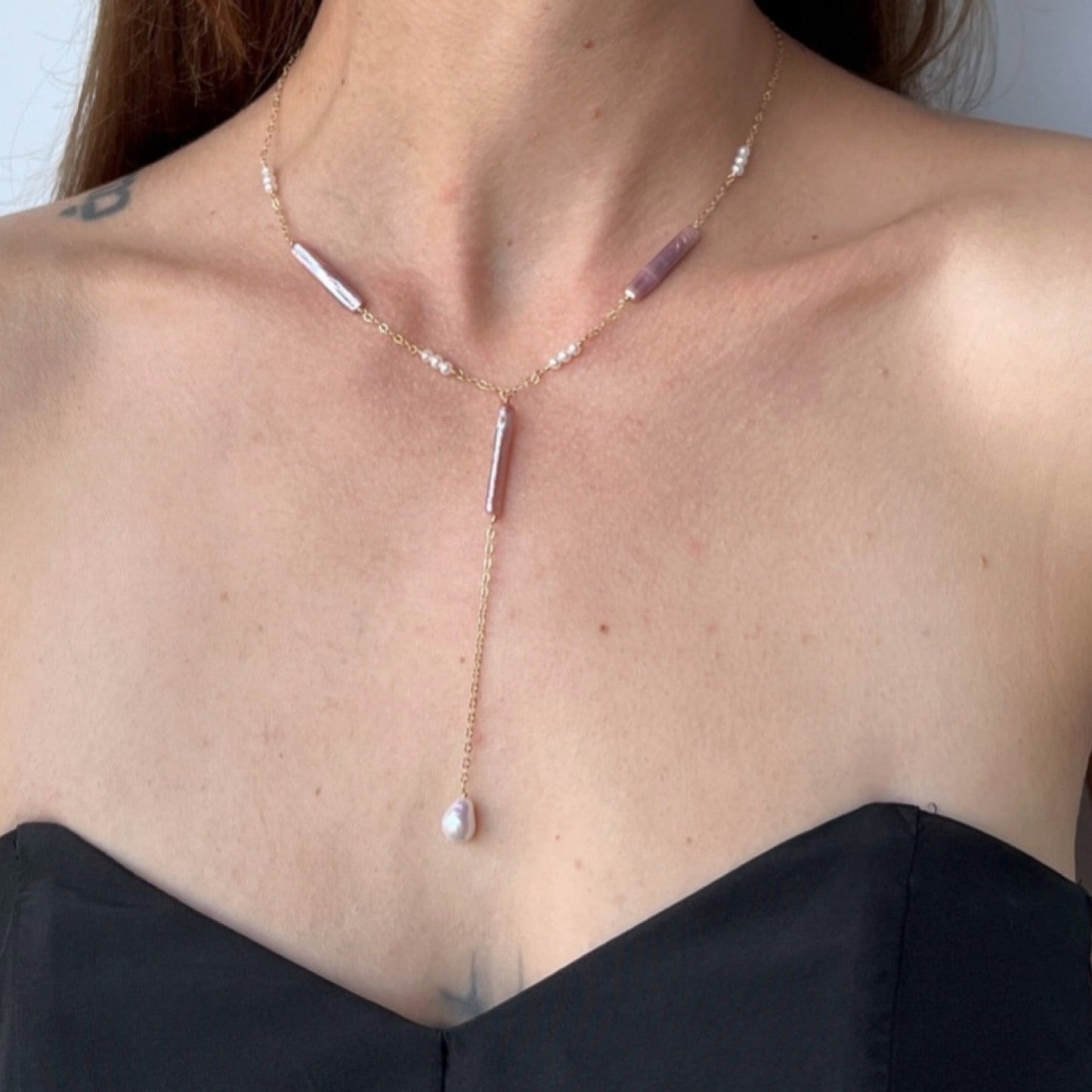 Model wearing unique pearl lariat necklace from the Vivara Collection