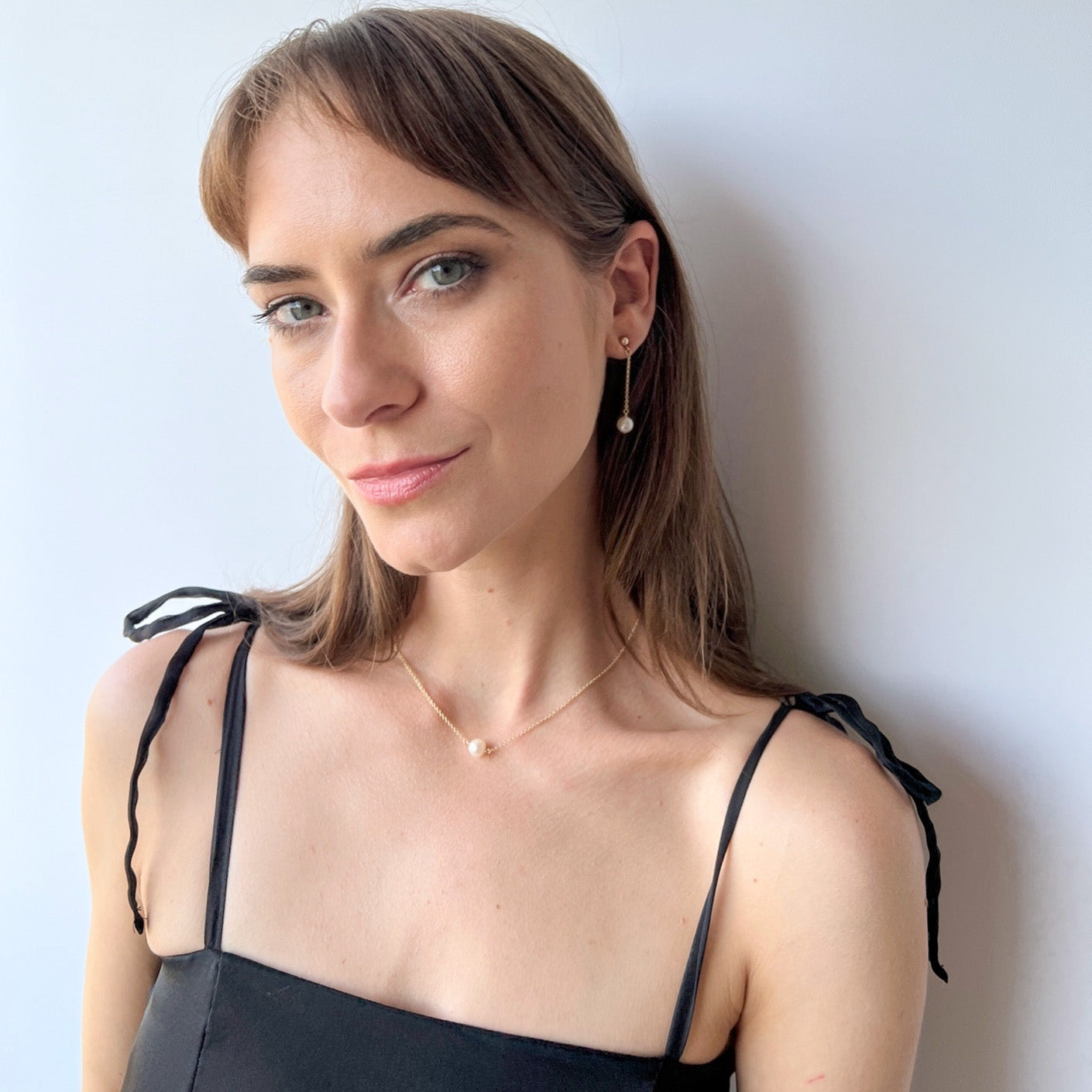 Model wearing Lucia matching pearl and necklace set