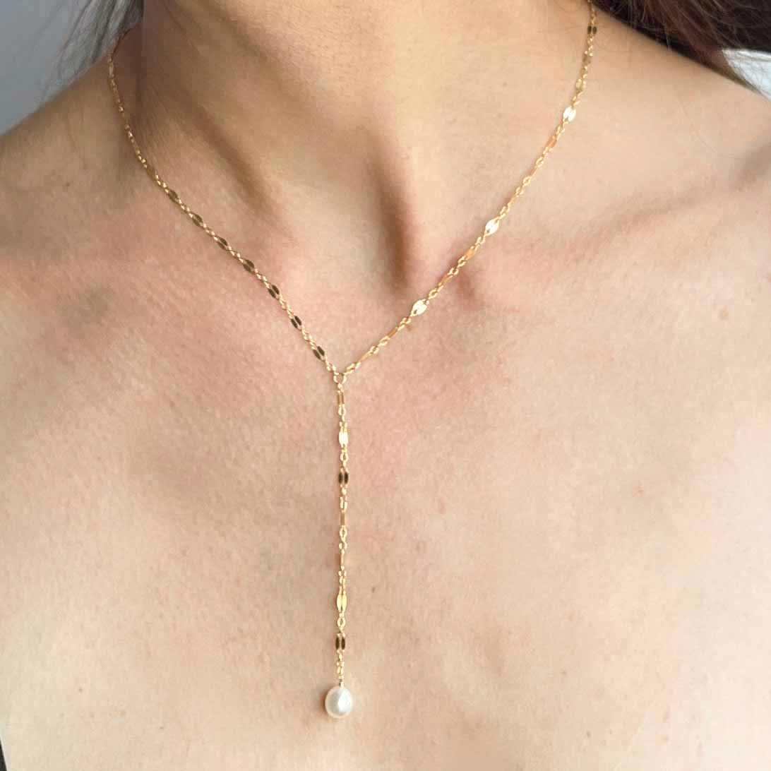 model wearing lace chain pearl lariat necklace