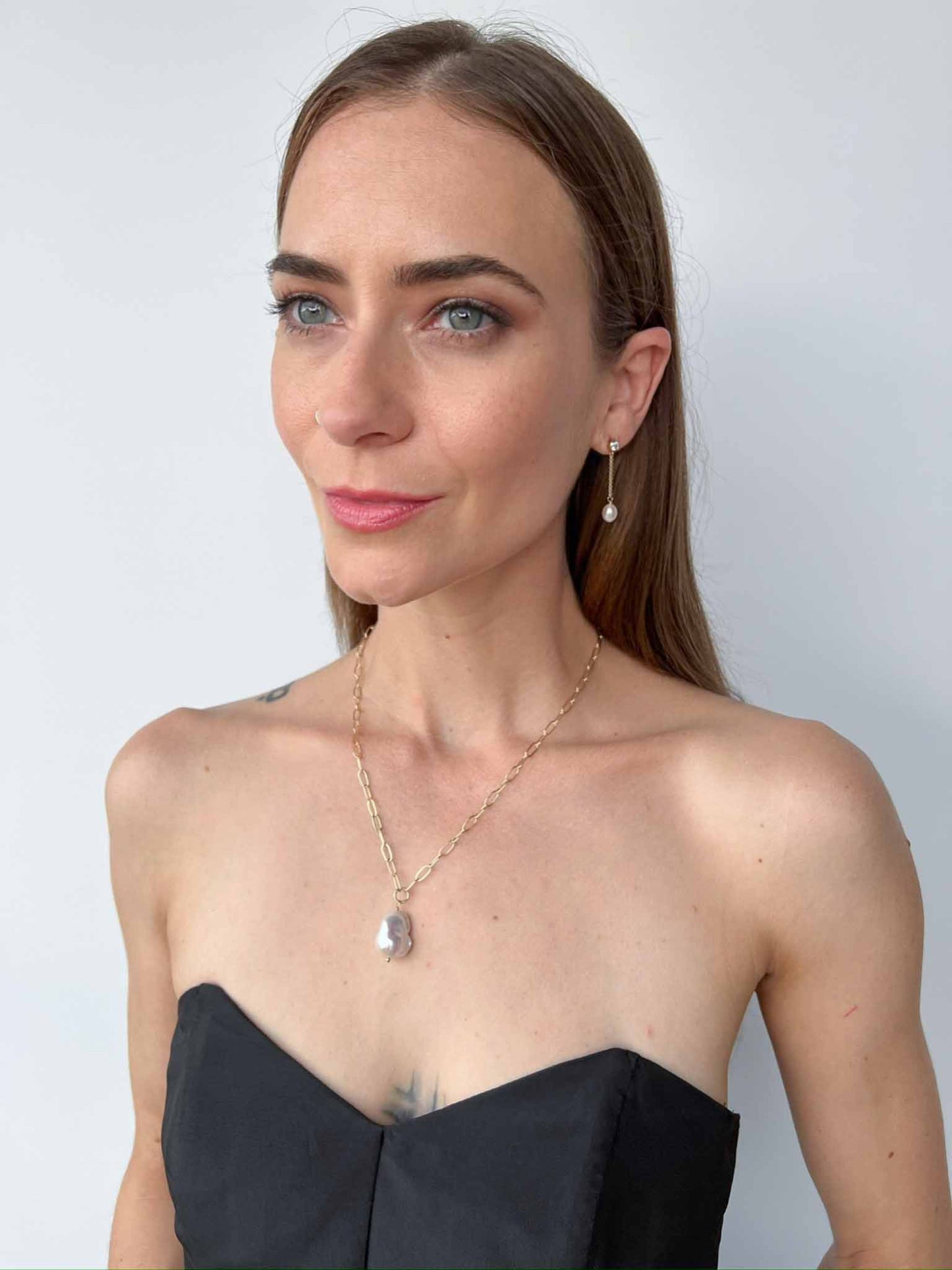 model wearing baroque pearl necklace with paperclip chain