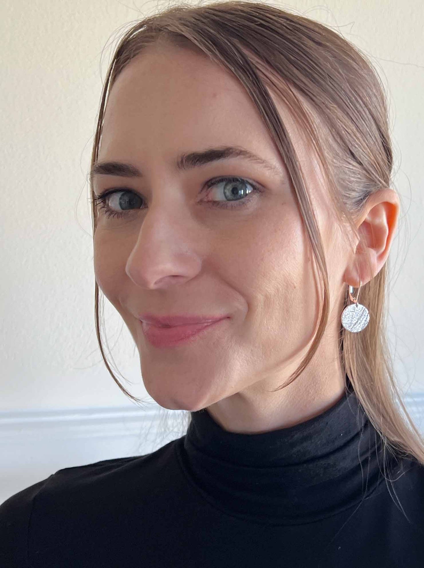 modeal wearing gold circle earrings