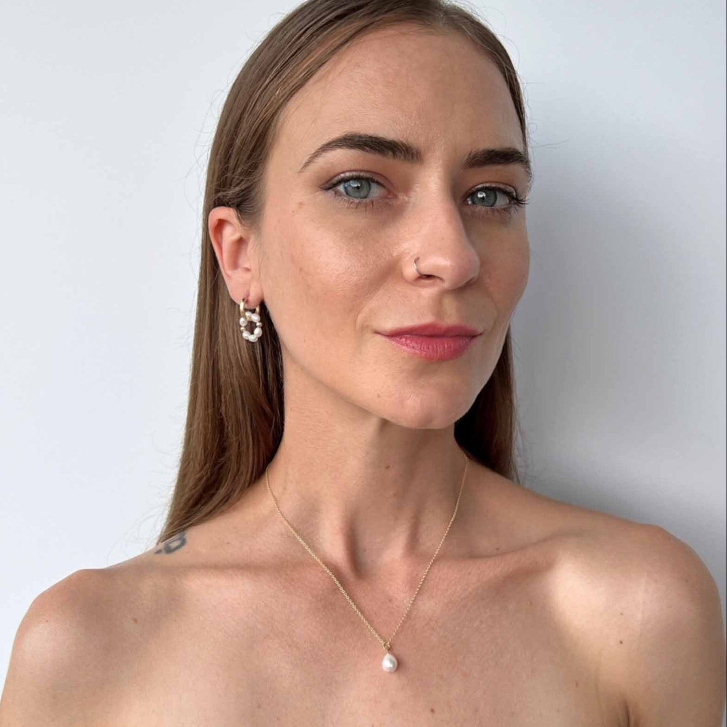 Model wearing drop pearl necklace with single baroque pearl from the Vivara Collection
