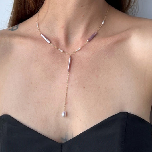 Model wearing unique pearl lariat necklace from the Vivara Collection
