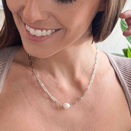 model wearing sterling silver paperclip chain necklace with freshwater pearl