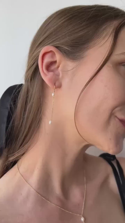 video of model wearing pearl lariat necklace and matching earrings