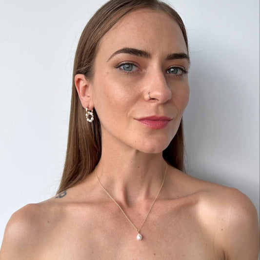 Model wearing drop pearl necklace with single baroque pearl from the Vivara Collection
