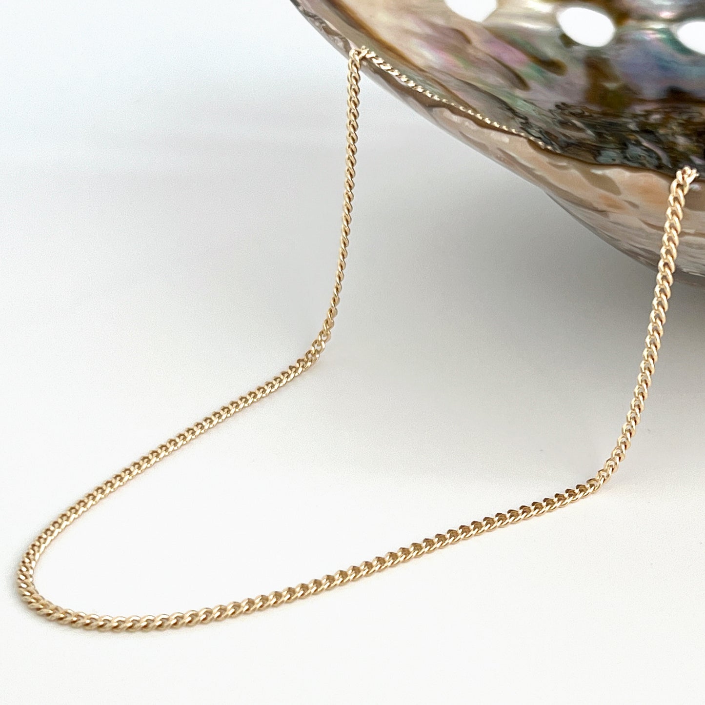 thin gold chain necklace